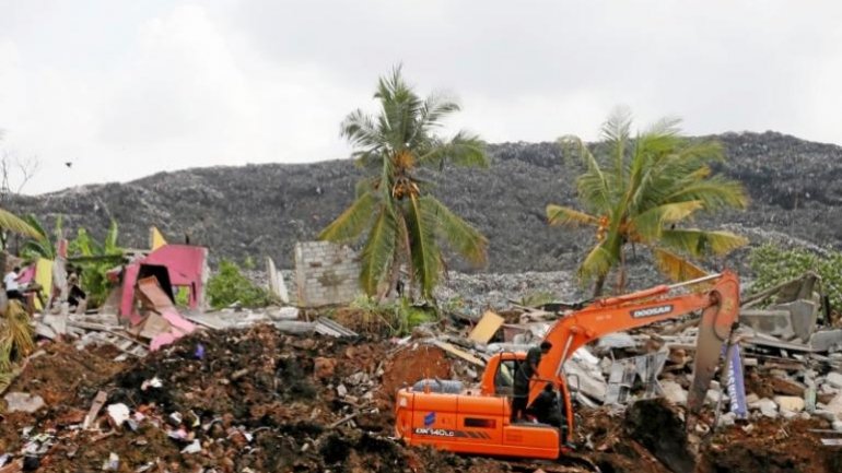 Sri Lanka rubbish dump collapse kills 16