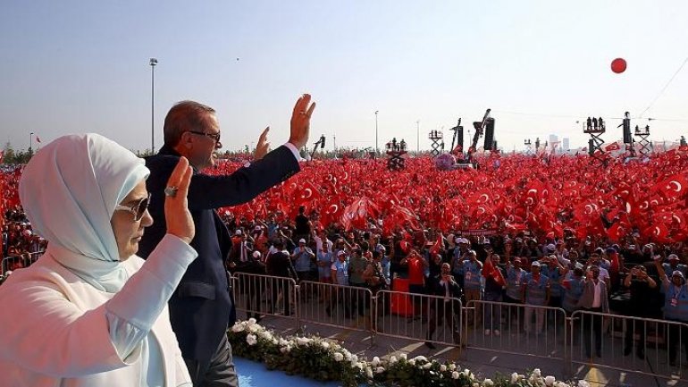 Turkey's Erdogan cheered by crowd ahead of referendum on getting more powers