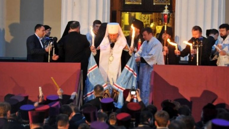 Holy fire brought from Jerusalem, greeted by hundreds of Moldovans