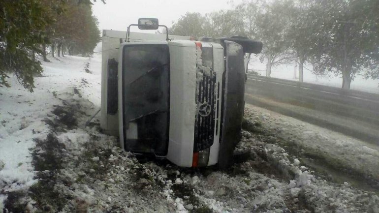 Bus carrying students OVERTURNED near Soldanesti town