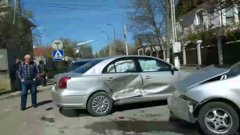 Two cars hit on Paris street 