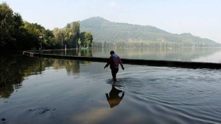 Iran floods kill at least 25