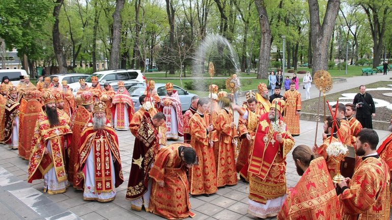 Believers go to Cathedral to listen to Easter church service in second Easter day LIGHTED WEEK BEGAN!