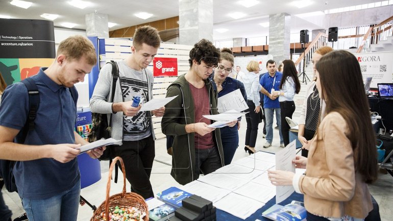 Over 2,000 jobs presented at career fair in Chisinau