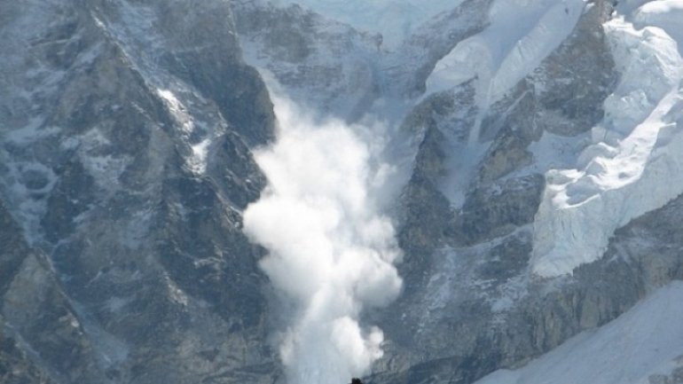 Avalanche kills three in French Alps