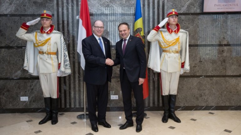 Speaker Andrian Candu showed Prince Albert of Monaco around Parliament