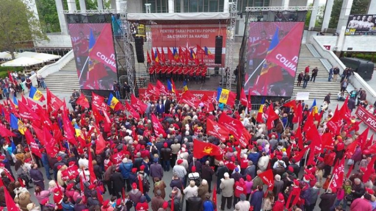 Traffic, jammed in Chisinau downtown as Socialists march on May Day