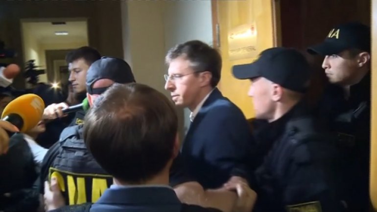 DORIN CHIRTOACA, escorted to Anti-Corruption Center