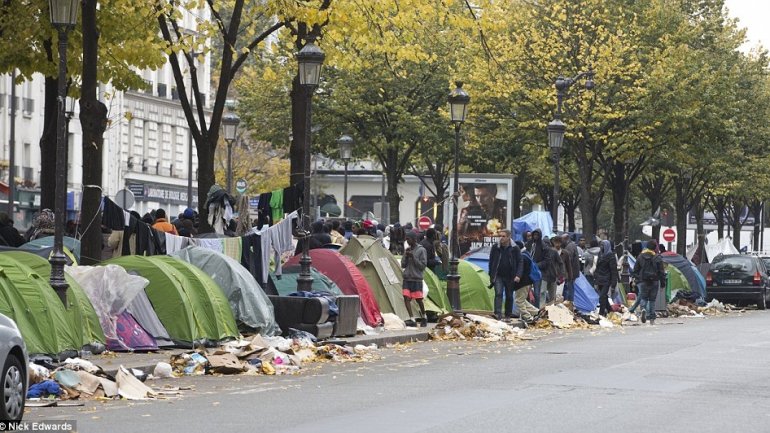 Police raid tent camps of migrants in Paris