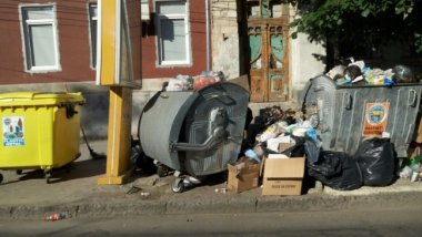Fourth day in garbage. Waste overwhelms Moldova’s capital