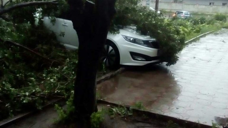 Sudden rain storm causes chaos in Chisinau (PHOTO)