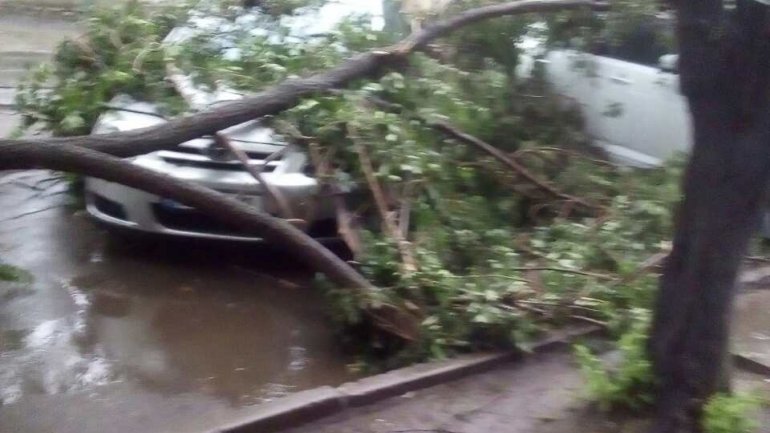 Sudden rain storm causes chaos in Chisinau (PHOTO)