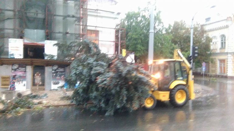 Sudden rain storm causes chaos in Chisinau (PHOTO)