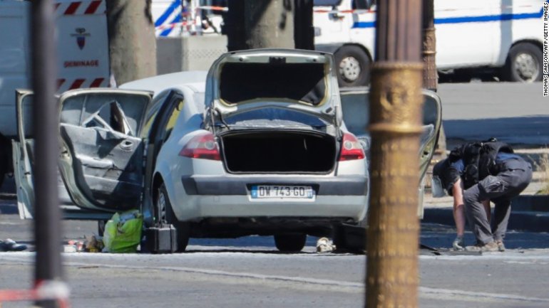 Car rams police van on Champs-Elysees, armed suspect DEAD (PHOTO/VIDEO)