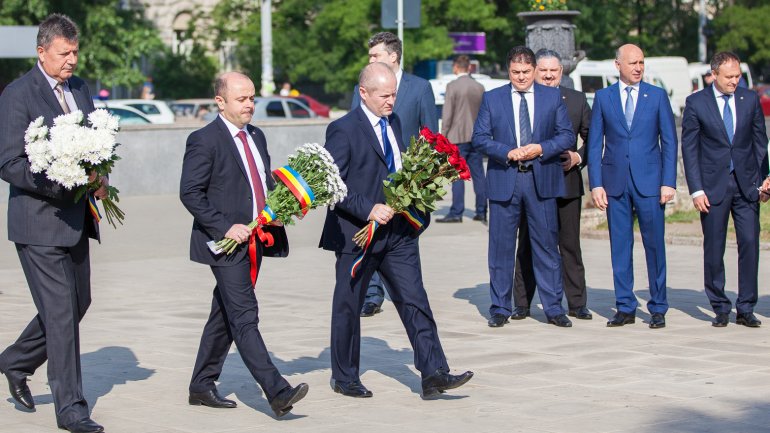 Pavel Filip and Andrian Candu commemorate victims of deportations of 1941 (PHOTO)