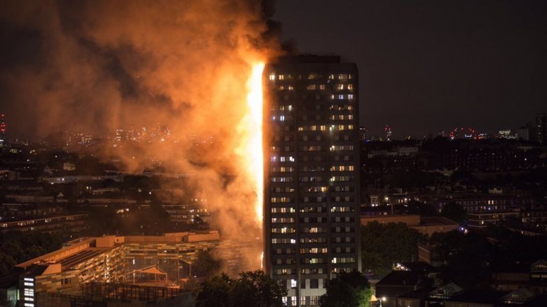 MASSIVE fire engulfs London tower block (PHOTO/VIDEO)