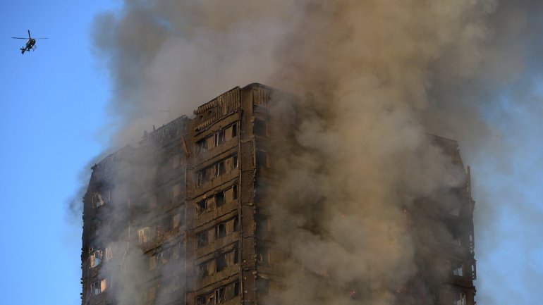 MASSIVE fire engulfs London tower block (PHOTO/VIDEO)