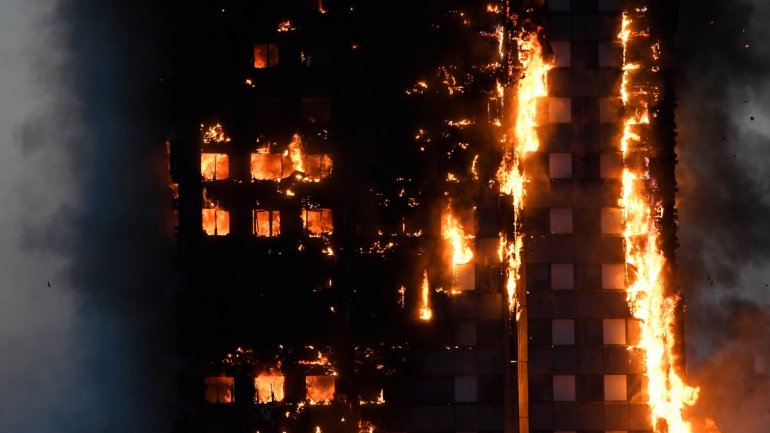 MASSIVE fire engulfs London tower block (PHOTO/VIDEO)