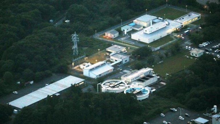 Japan nuclear workers inhale plutonium after bag breaks