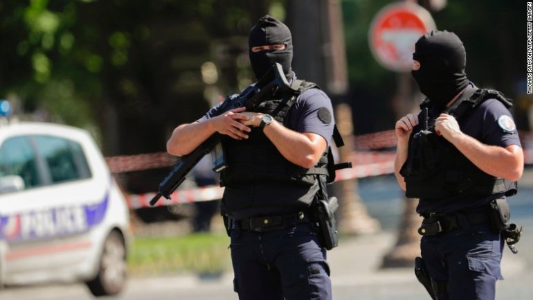 Car rams police van on Champs-Elysees, armed suspect DEAD (PHOTO/VIDEO)