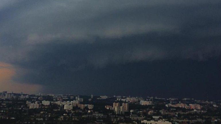 Sudden rain storm causes chaos in Chisinau (PHOTO)