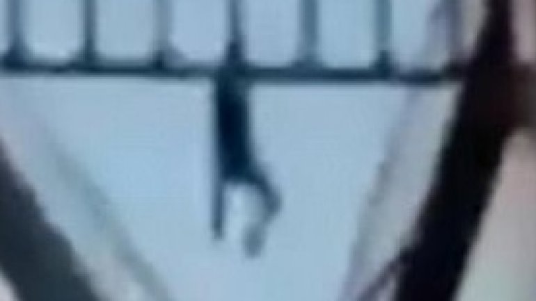 Daredevil FALLS TO HIS DEATH while trying to swing across the bridge (VIDEO)