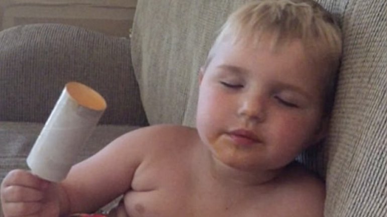 HILARIOUS moment sleepy four-year-old boy struggles to stay awake while licking his lolly (VIDEO)