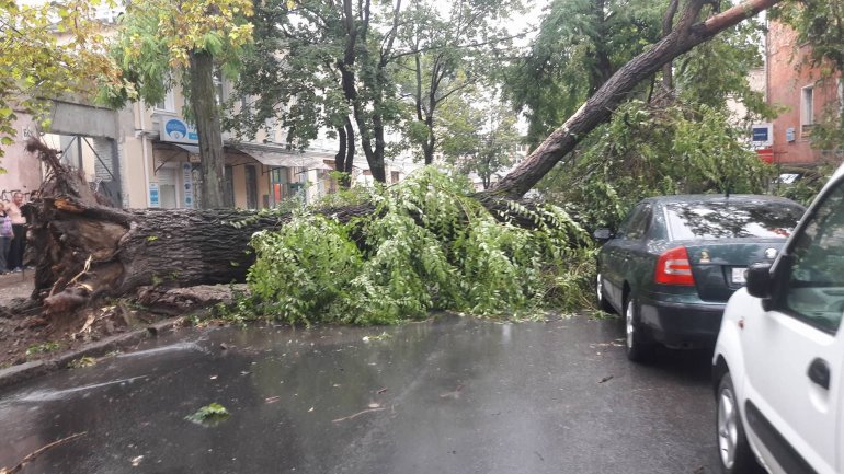 Sudden rain storm causes chaos in Chisinau (PHOTO)