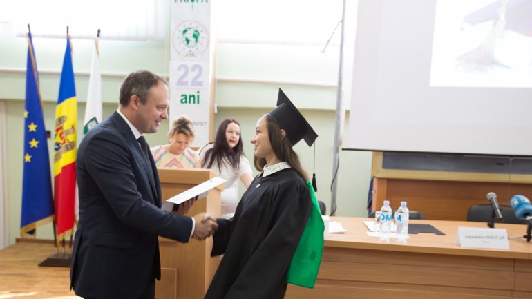 Young graduates, encouraged by Andrian Candu to believe in their dreams (PHOTO)