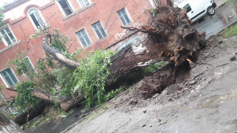 Sudden rain storm causes chaos in Chisinau (PHOTO)