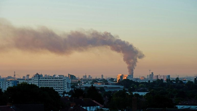 MASSIVE fire engulfs London tower block (PHOTO/VIDEO)