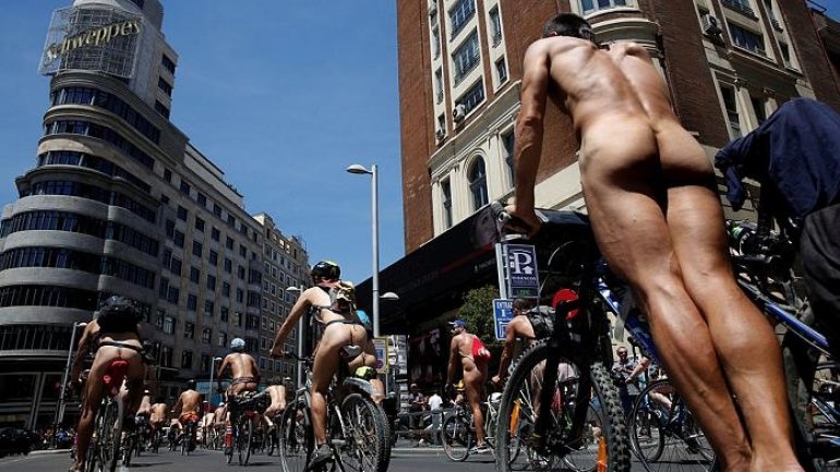 Cyclists strip off for more road safety (VIDEO)