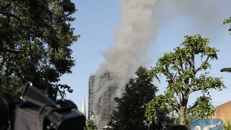 MASSIVE fire engulfs London tower block (PHOTO/VIDEO)