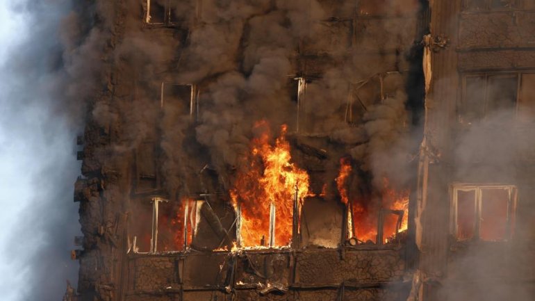 MASSIVE fire engulfs London tower block (PHOTO/VIDEO)