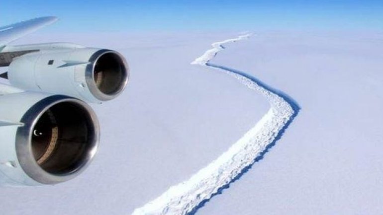 Antarctic ice crack takes major turn