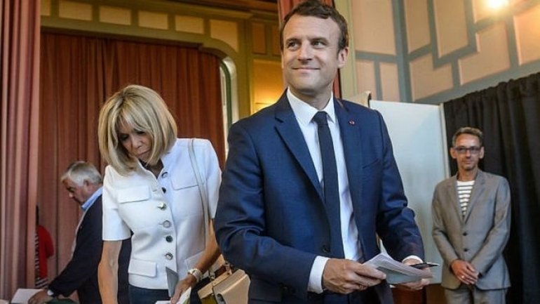 France election: Macron party set for big parliamentary win