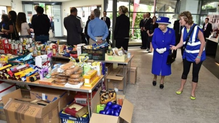 London fire: Queen and Prince William visit Grenfell Tower centre