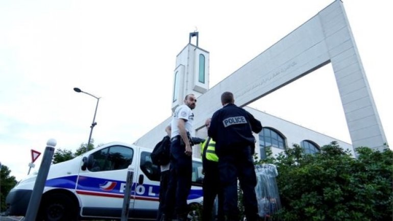 Paris mosque: Man held after 'trying to ram crowd with vehicle'