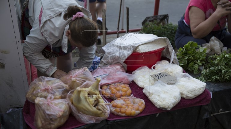 Carabineer special forces keep illegal merchants away from central bazaar's surroundings