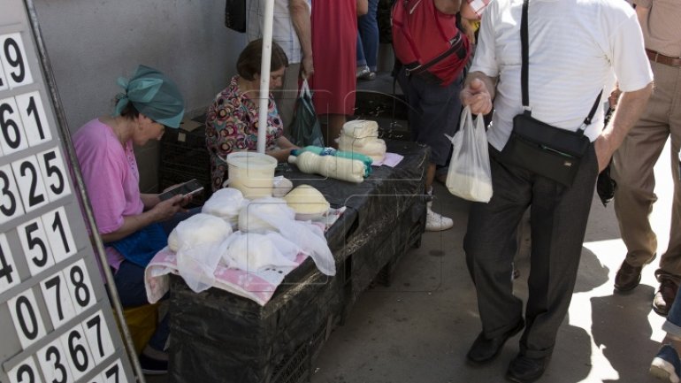 Perishables sold in plain sunshine on main bazaar of Chisinau