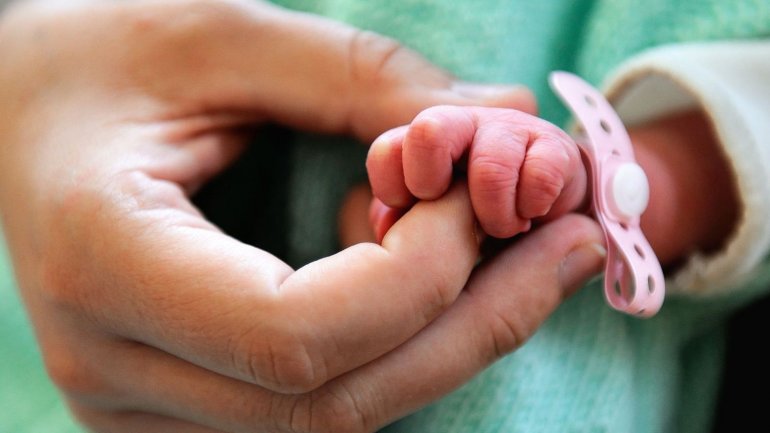 UTMOST CRUELTY. Mother THROWS newborn in the trash 