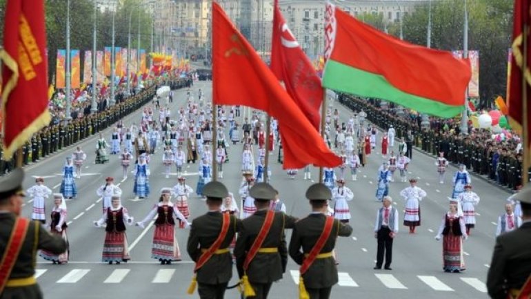 Belarus offers to pose as bridge between East and West