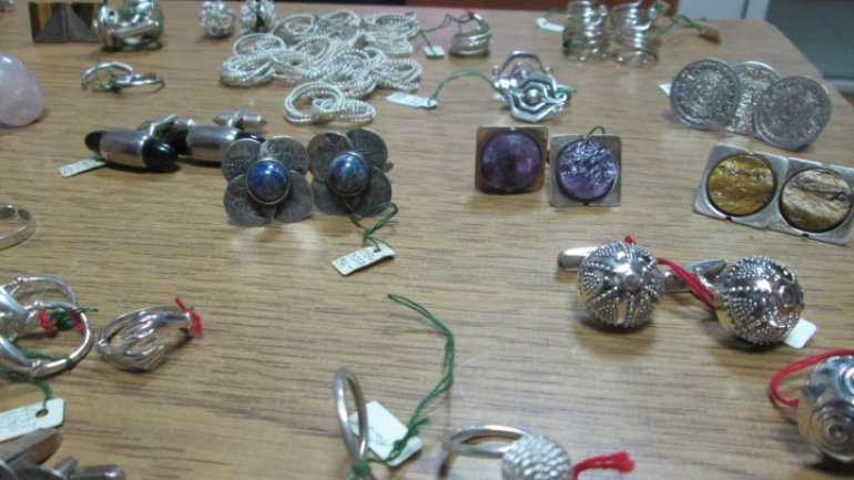 Customs officers thwart attempt of smuggling large amount of jewelry