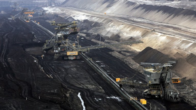 Coal less profitable than solar power, as largest company closes dozens of mines