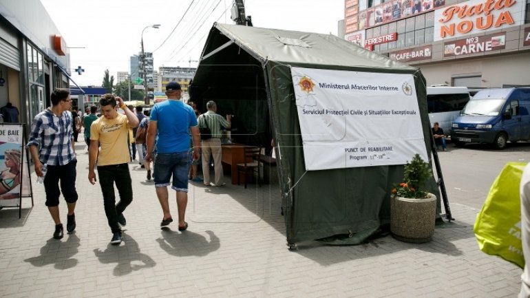 HUGE queues at anti-heat tents in Chisinau