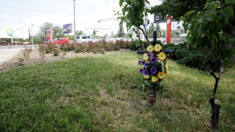 Removing crosses commemorating car accident victims near roads