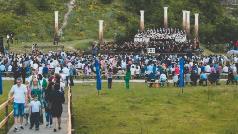 Plane air Opera Festival at agri-tourism resort near Orheiul Vechi