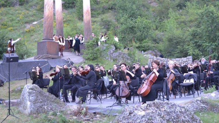 DescOPERA Festival awaits us. Butuceni to transform in an open-air theatre