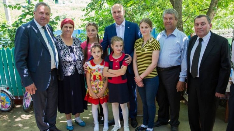 Example of a Moldovan family raising four orphan girls