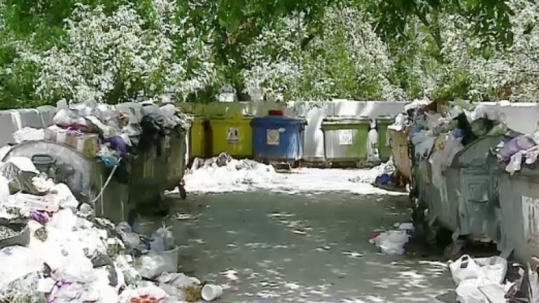 Chisinau, flooded by garbage. Liberals and Socialists argue who's responsible for the mess